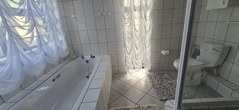 4 Bedroom Property for Sale in Glentana Western Cape